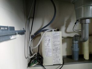 カウンターオン（内蔵）タイプ浄水器の取替工事　サンウェーブキッチン　施工前確認　配管漏水チェック